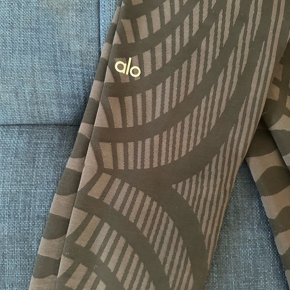 Alo Yoga Leggings - geometric gray and black pattern - Picture 2 of 5